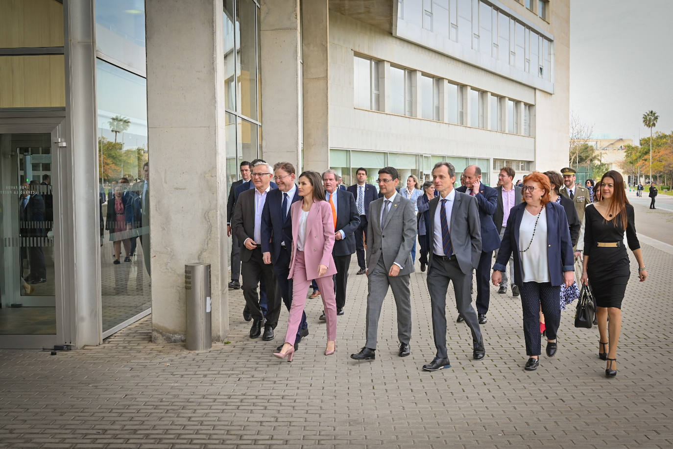 La Reina Letizia ha presidido este miércoles en la Universidad Politécnica de Valencia (UPV) el premio de la Fundación Princesa de Girona a la investigación. Antes de acudir al libramiento del premio, Doña Letizia ha asistido a la presentación del reto emprendedor por parte de equipos en los que han participado alrededor de 300 estudiantes de la universidad. 