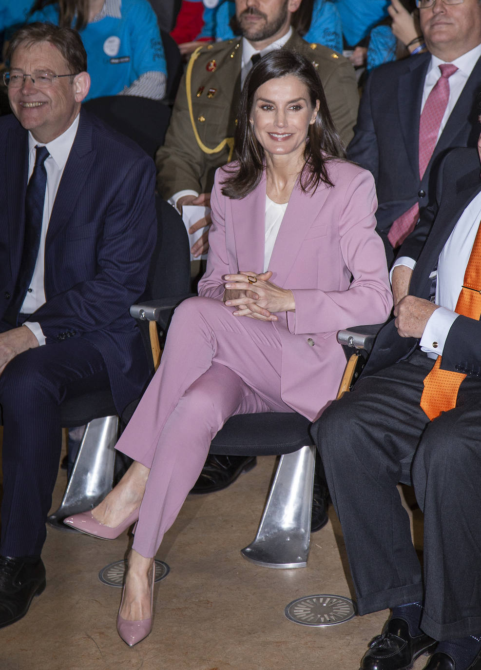 La Reina Letizia ha presidido este miércoles en la Universidad Politécnica de Valencia (UPV) el premio de la Fundación Princesa de Girona a la investigación. Antes de acudir al libramiento del premio, Doña Letizia ha asistido a la presentación del reto emprendedor por parte de equipos en los que han participado alrededor de 300 estudiantes de la universidad. 