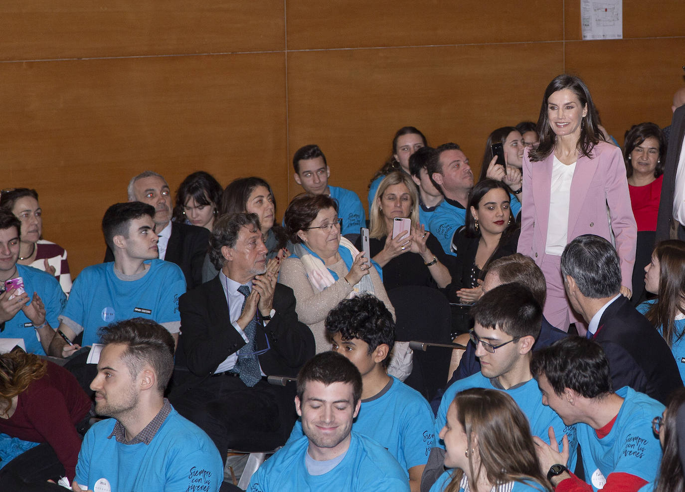 La Reina Letizia ha presidido este miércoles en la Universidad Politécnica de Valencia (UPV) el premio de la Fundación Princesa de Girona a la investigación. Antes de acudir al libramiento del premio, Doña Letizia ha asistido a la presentación del reto emprendedor por parte de equipos en los que han participado alrededor de 300 estudiantes de la universidad. 