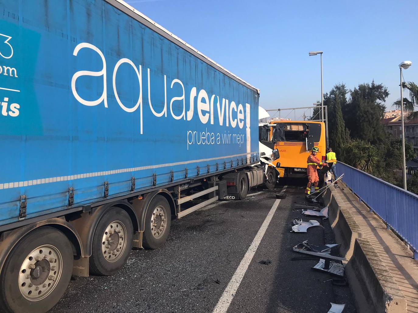 El choque ha tenido lugar en la mañana de este jueves en el kilómetro uno de la N-220 y ha ocasionado hasta dos kilómetros de atasco en dirección hacia el aeropuerto.