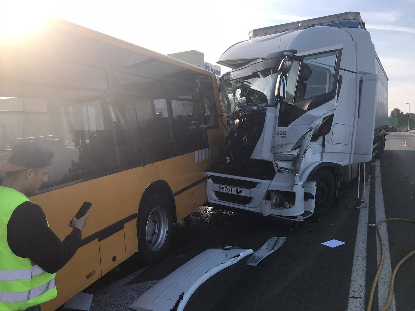 El choque ha tenido lugar en la mañana de este jueves en el kilómetro uno de la N-220 y ha ocasionado hasta dos kilómetros de atasco en dirección hacia el aeropuerto.