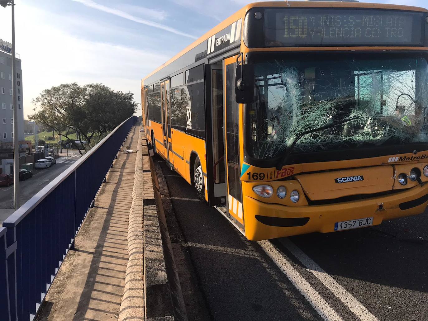 El choque ha tenido lugar en la mañana de este jueves en el kilómetro uno de la N-220 y ha ocasionado hasta dos kilómetros de atasco en dirección hacia el aeropuerto.