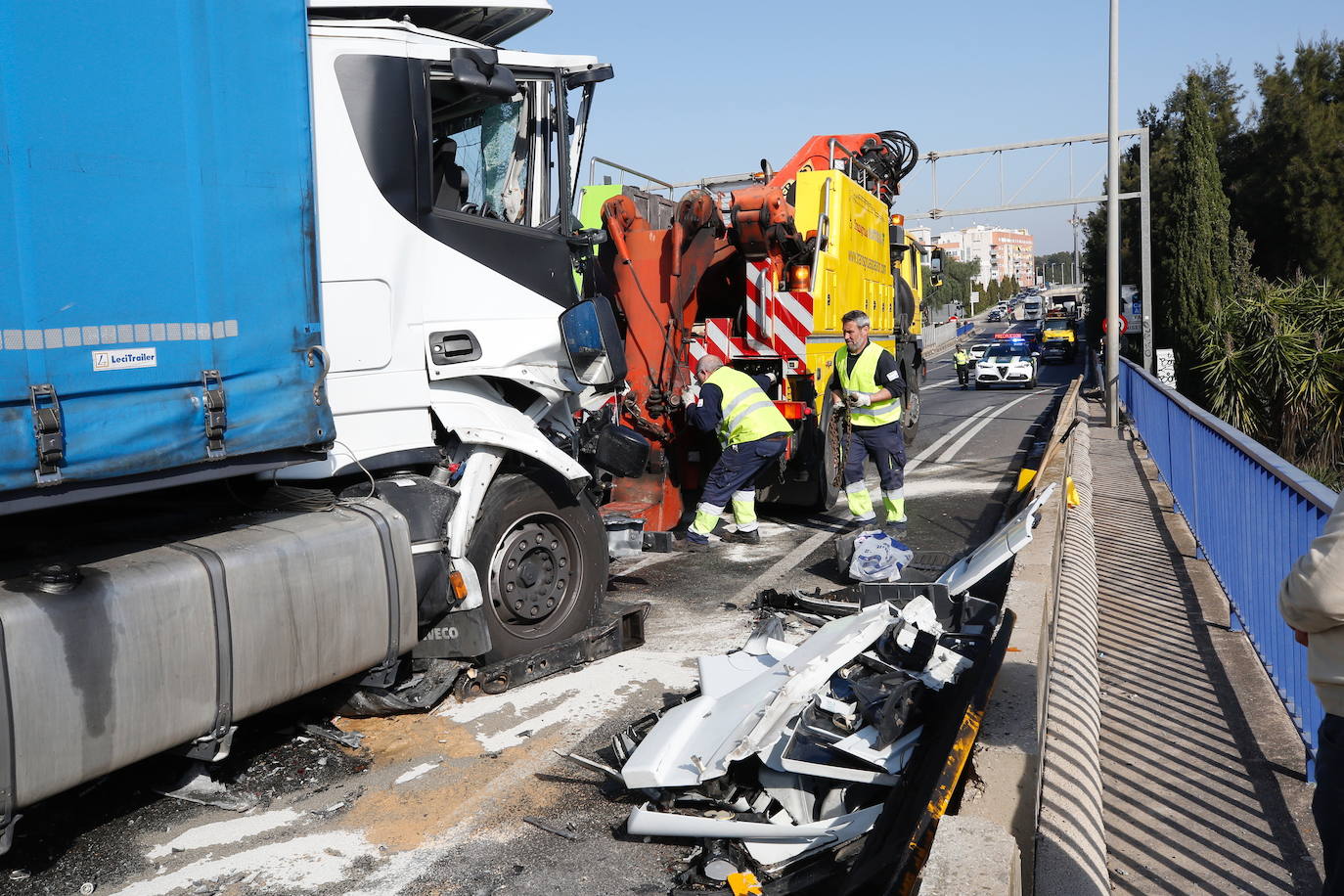 El choque ha tenido lugar en la mañana de este jueves en el kilómetro uno de la N-220 y ha ocasionado hasta dos kilómetros de atasco en dirección hacia el aeropuerto.