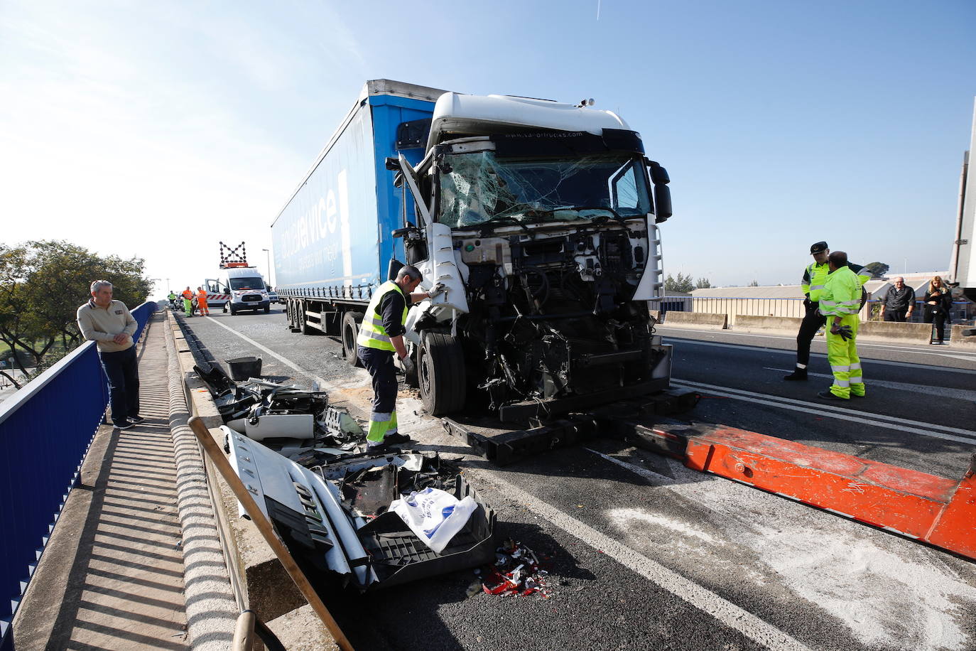 El choque ha tenido lugar en la mañana de este jueves en el kilómetro uno de la N-220 y ha ocasionado hasta dos kilómetros de atasco en dirección hacia el aeropuerto.