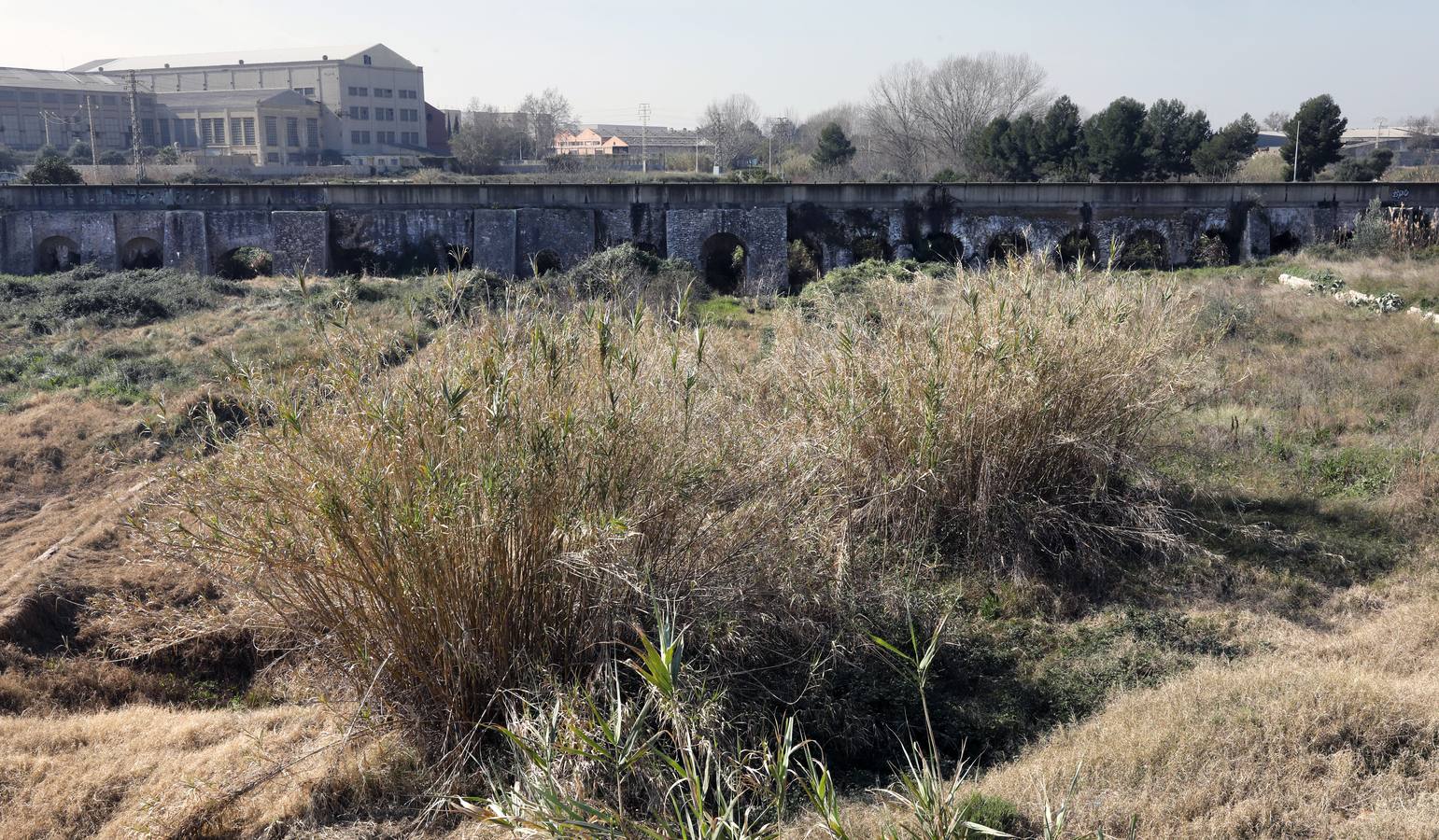 El acueducto, a su paso por Manises.