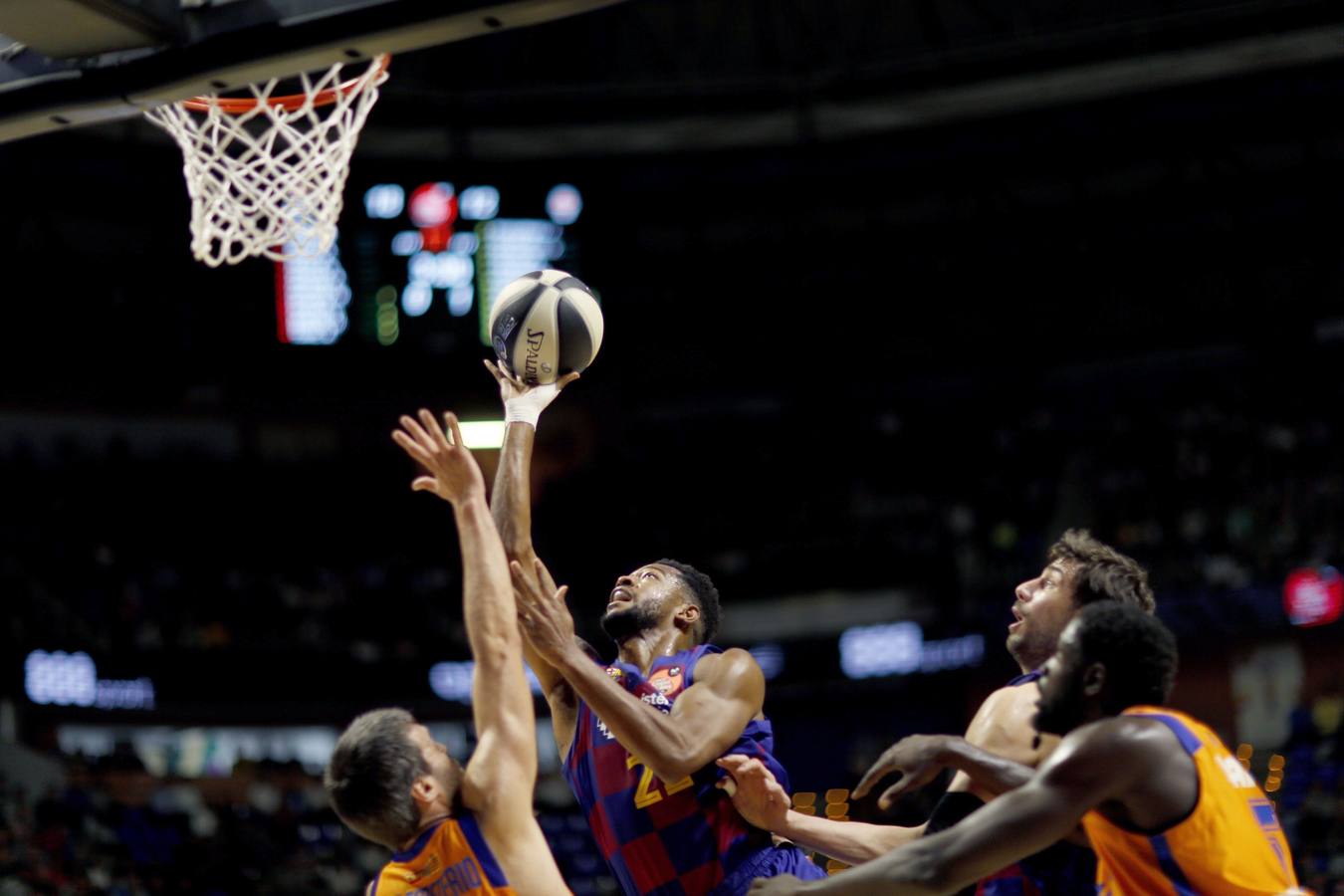 El Valencia Basket da la sorpresa en Copa y supera al Barcelona.