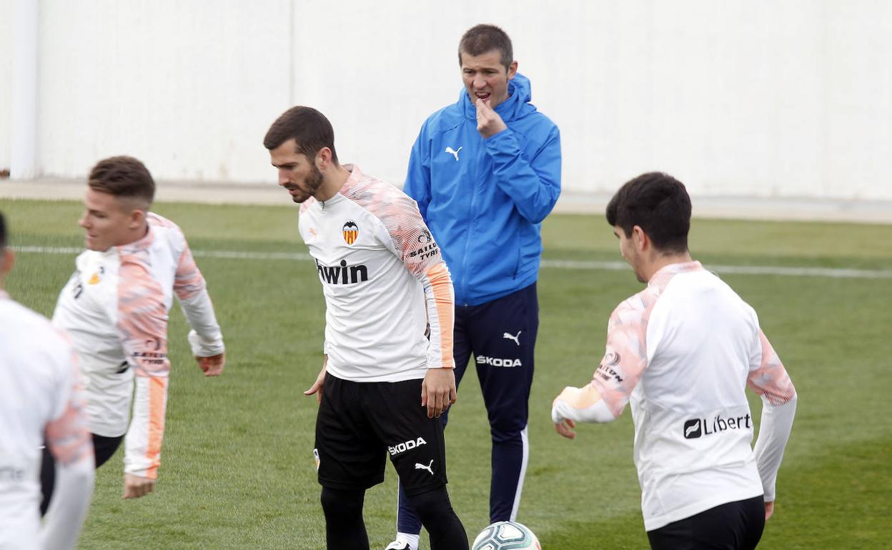 Gayà, en un entrenamiento reciente con el Valencia