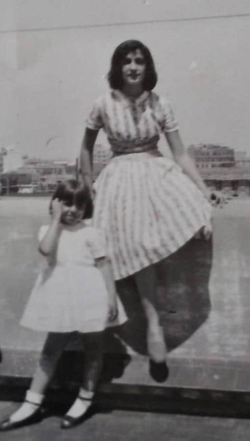 Hermanas. La diferencia de edad con sus hermanas era considerable. Aquí, en una foto de Navarra con su hermana Charo.