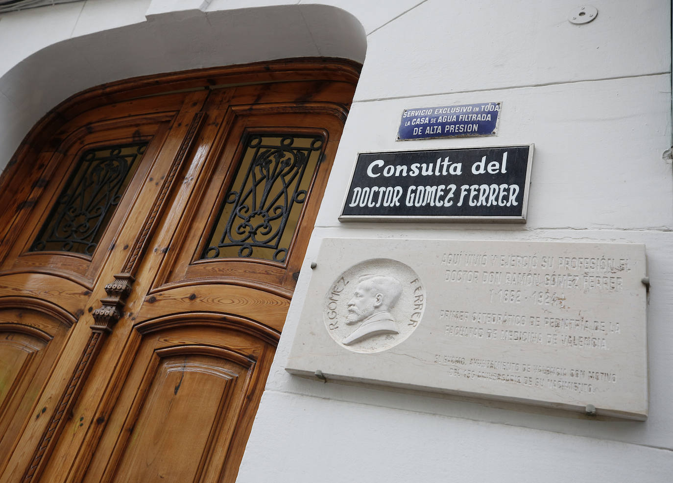 Javier Gómez-Ferrer cierra la clínica que su abuelo abrió en Valencia en 1889. 