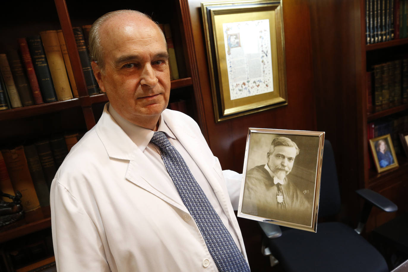 Javier Gómez-Ferrer cierra la clínica que su abuelo abrió en Valencia en 1889. 