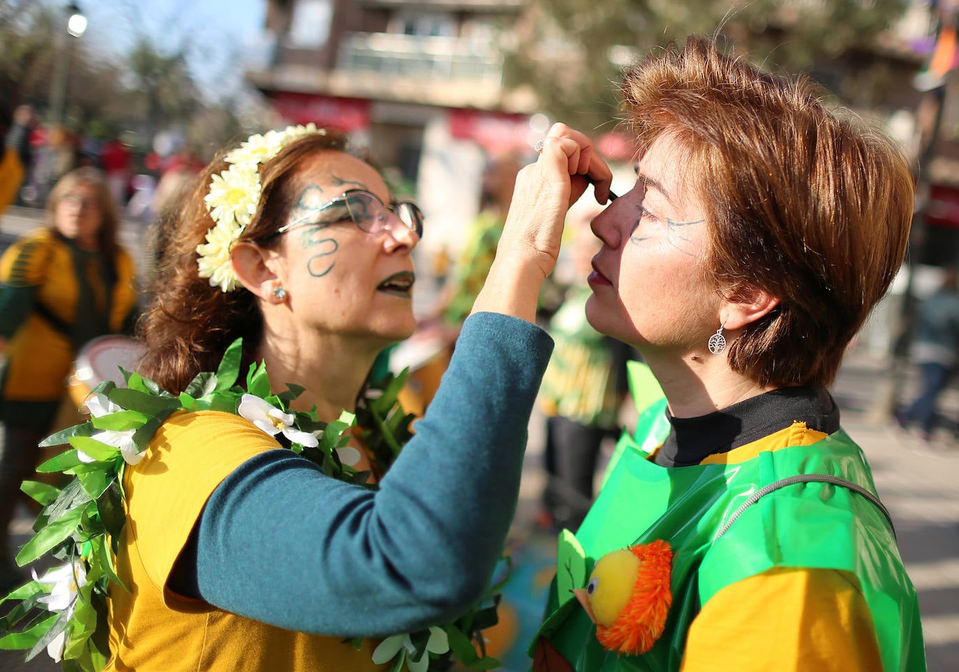 El barrio de Ruzafa, en pleno corazón de Valencia, se ha dejado contagiar de la magia del carnaval para celebrar con vecinos y visitantes una tradición que cumple diez años. Hasta 60 grupos artísticos y colectivos sociales de diferentes países, 17 bandas de música y 30 asociaciones de batucadas han recorrido las calles al ritmo de la música y los bailes. 