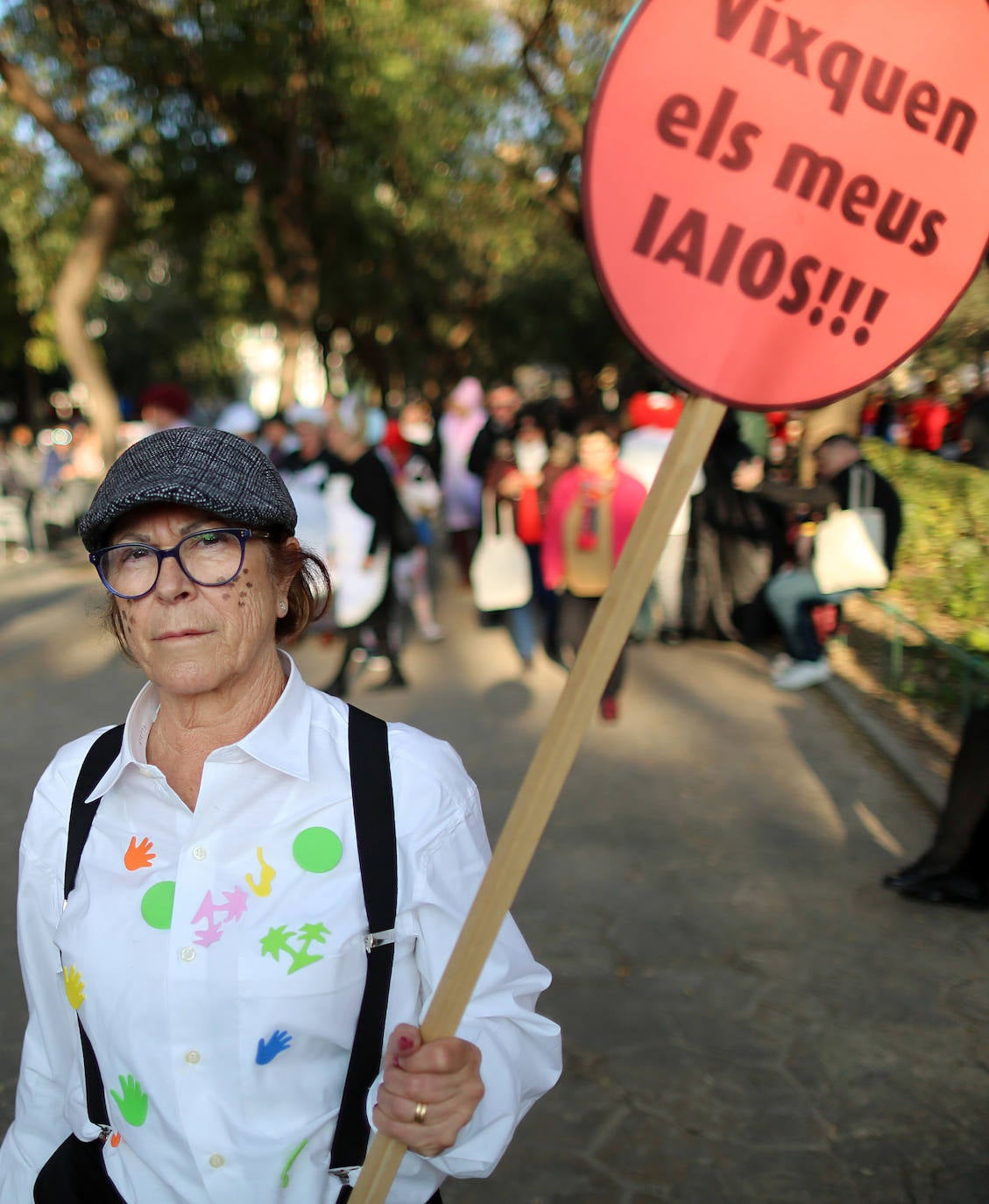 El barrio de Ruzafa, en pleno corazón de Valencia, se ha dejado contagiar de la magia del carnaval para celebrar con vecinos y visitantes una tradición que cumple diez años. Hasta 60 grupos artísticos y colectivos sociales de diferentes países, 17 bandas de música y 30 asociaciones de batucadas han recorrido las calles al ritmo de la música y los bailes. 