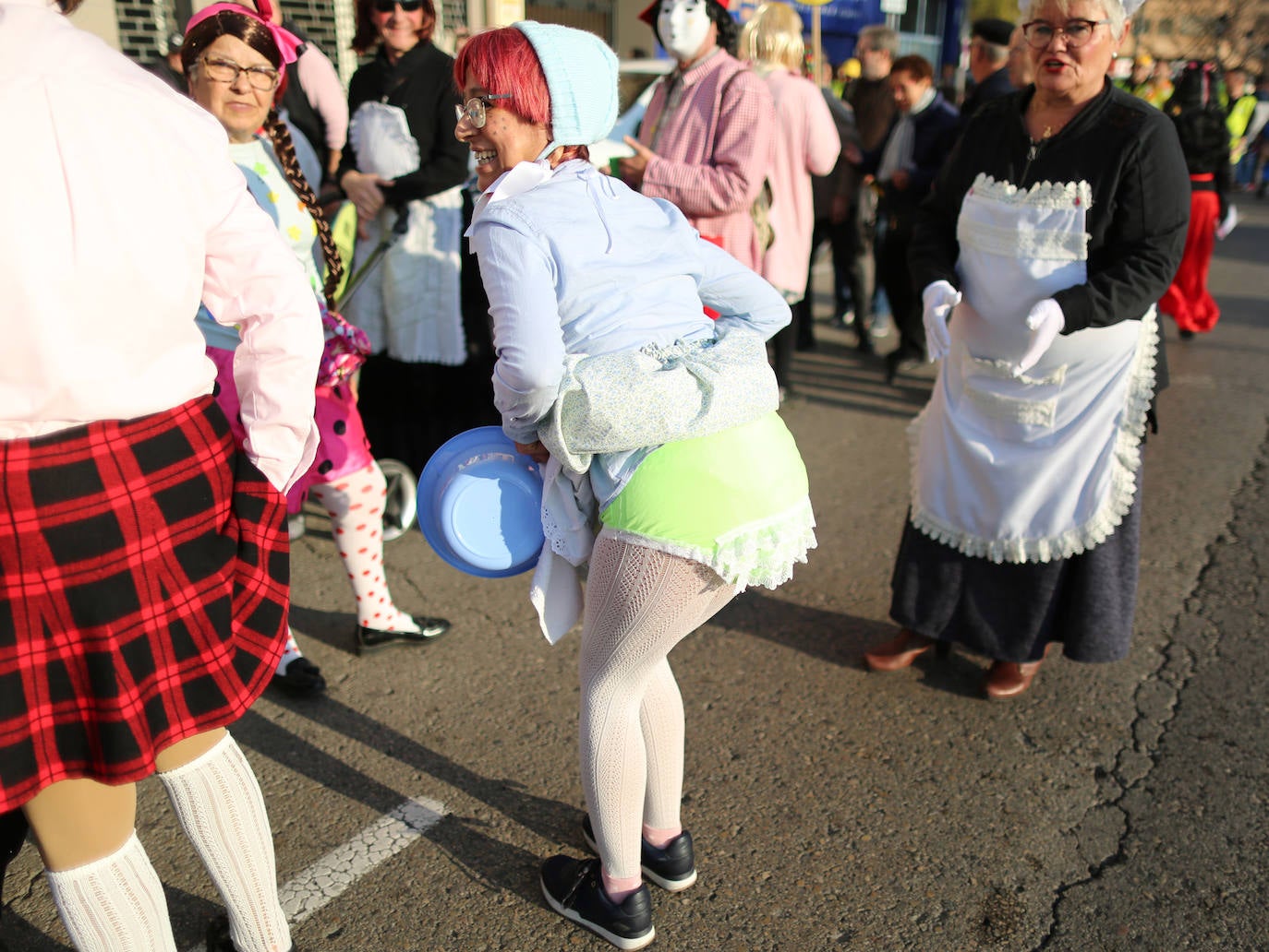 El barrio de Ruzafa, en pleno corazón de Valencia, se ha dejado contagiar de la magia del carnaval para celebrar con vecinos y visitantes una tradición que cumple diez años. Hasta 60 grupos artísticos y colectivos sociales de diferentes países, 17 bandas de música y 30 asociaciones de batucadas han recorrido las calles al ritmo de la música y los bailes. 