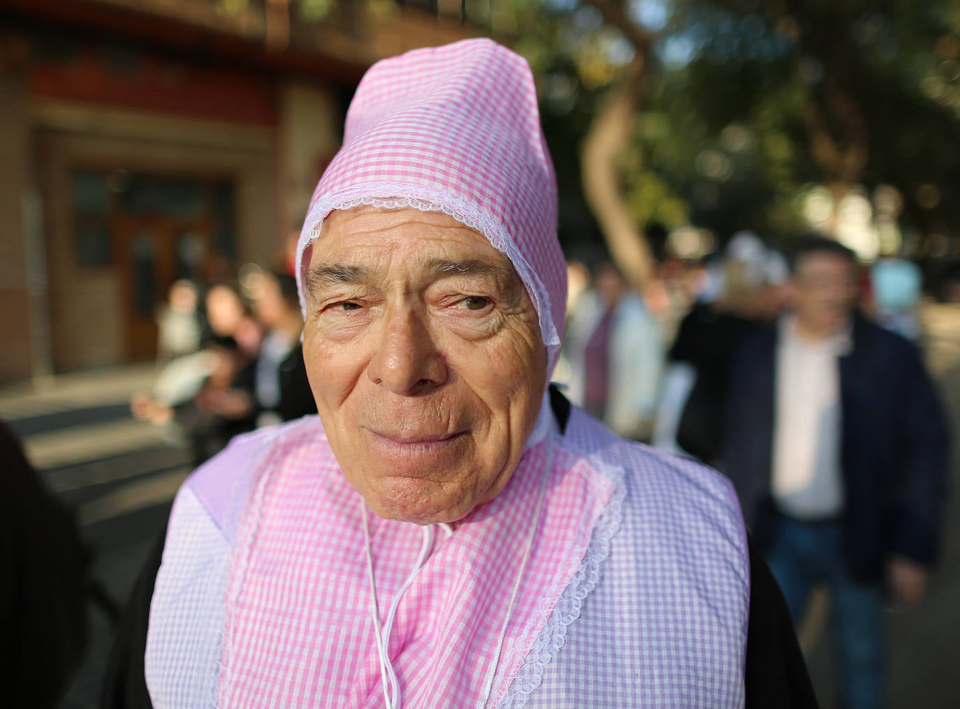 El barrio de Ruzafa, en pleno corazón de Valencia, se ha dejado contagiar de la magia del carnaval para celebrar con vecinos y visitantes una tradición que cumple diez años. Hasta 60 grupos artísticos y colectivos sociales de diferentes países, 17 bandas de música y 30 asociaciones de batucadas han recorrido las calles al ritmo de la música y los bailes. 