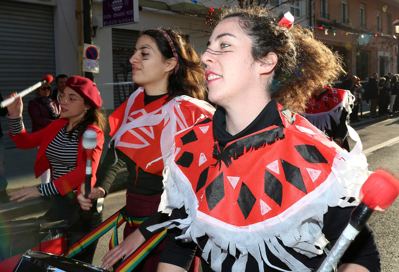 El barrio de Ruzafa, en pleno corazón de Valencia, se ha dejado contagiar de la magia del carnaval para celebrar con vecinos y visitantes una tradición que cumple diez años. Hasta 60 grupos artísticos y colectivos sociales de diferentes países, 17 bandas de música y 30 asociaciones de batucadas han recorrido las calles al ritmo de la música y los bailes. 