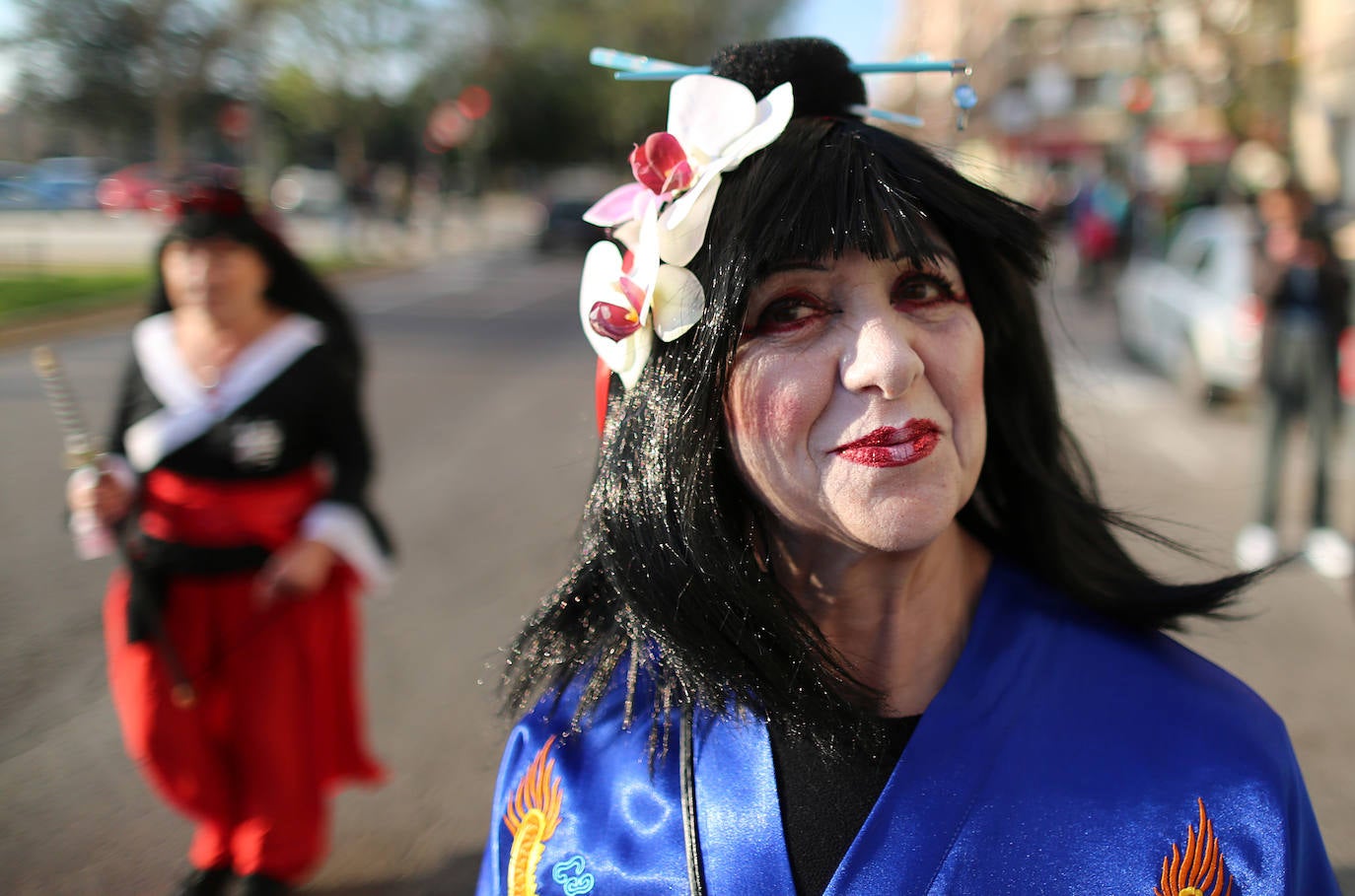 El barrio de Ruzafa, en pleno corazón de Valencia, se ha dejado contagiar de la magia del carnaval para celebrar con vecinos y visitantes una tradición que cumple diez años. Hasta 60 grupos artísticos y colectivos sociales de diferentes países, 17 bandas de música y 30 asociaciones de batucadas han recorrido las calles al ritmo de la música y los bailes. 