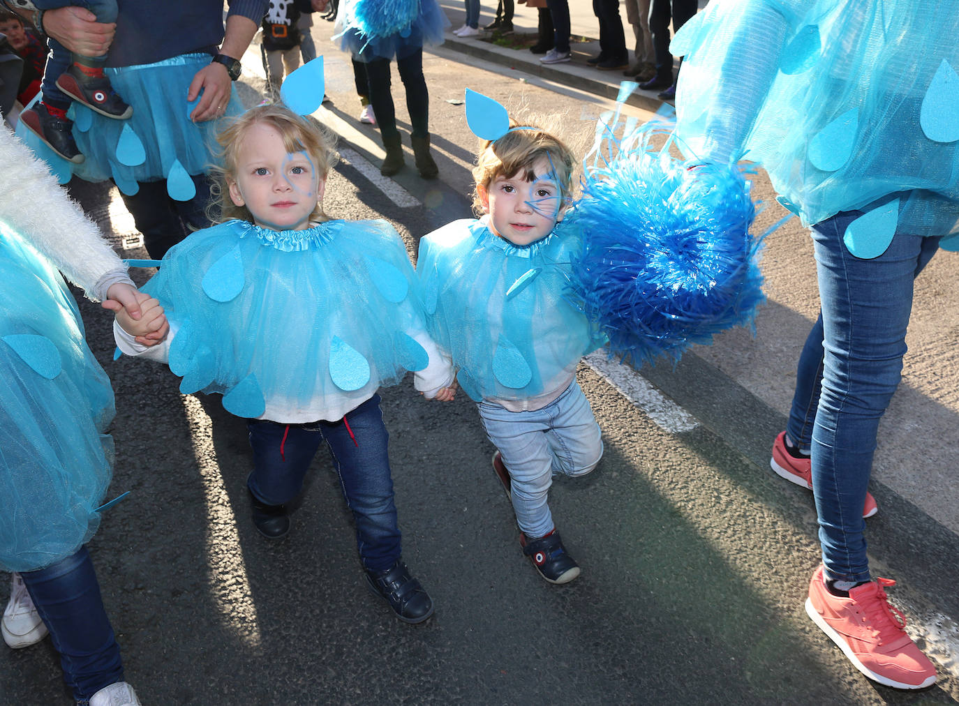 El barrio de Ruzafa, en pleno corazón de Valencia, se ha dejado contagiar de la magia del carnaval para celebrar con vecinos y visitantes una tradición que cumple diez años. Hasta 60 grupos artísticos y colectivos sociales de diferentes países, 17 bandas de música y 30 asociaciones de batucadas han recorrido las calles al ritmo de la música y los bailes. 