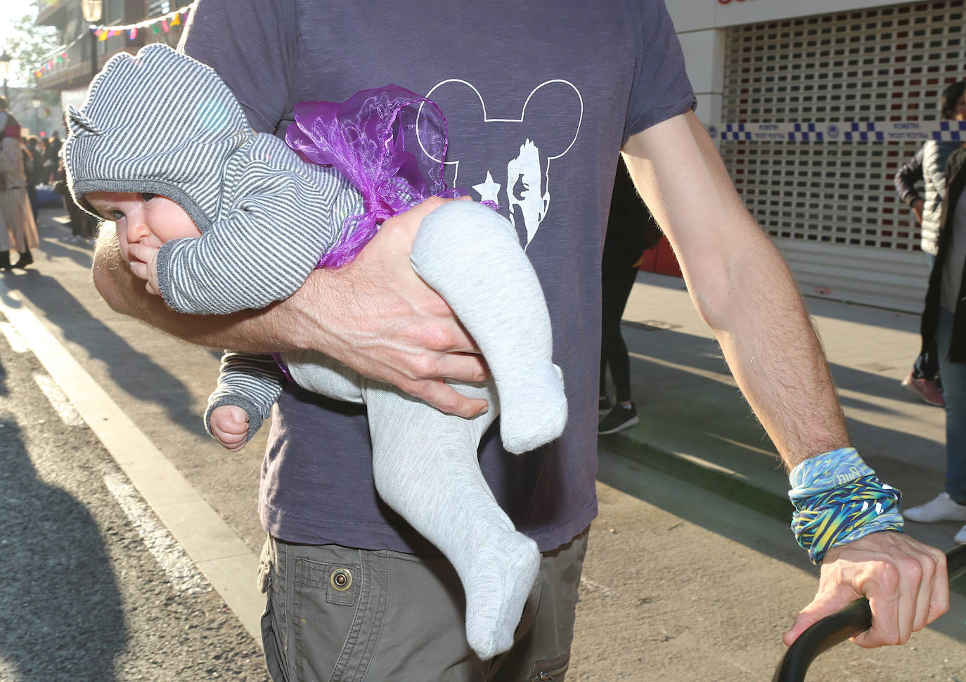 El barrio de Ruzafa, en pleno corazón de Valencia, se ha dejado contagiar de la magia del carnaval para celebrar con vecinos y visitantes una tradición que cumple diez años. Hasta 60 grupos artísticos y colectivos sociales de diferentes países, 17 bandas de música y 30 asociaciones de batucadas han recorrido las calles al ritmo de la música y los bailes. 