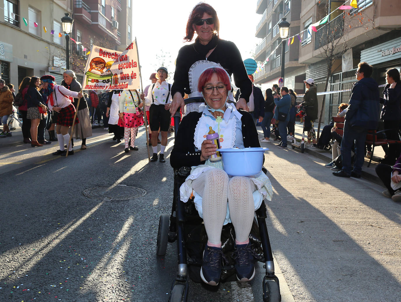 El barrio de Ruzafa, en pleno corazón de Valencia, se ha dejado contagiar de la magia del carnaval para celebrar con vecinos y visitantes una tradición que cumple diez años. Hasta 60 grupos artísticos y colectivos sociales de diferentes países, 17 bandas de música y 30 asociaciones de batucadas han recorrido las calles al ritmo de la música y los bailes. 