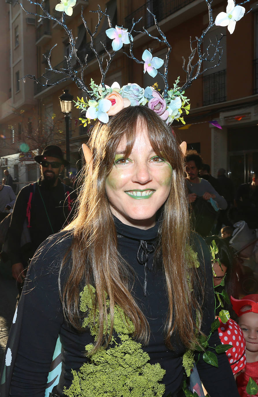 El barrio de Ruzafa, en pleno corazón de Valencia, se ha dejado contagiar de la magia del carnaval para celebrar con vecinos y visitantes una tradición que cumple diez años. Hasta 60 grupos artísticos y colectivos sociales de diferentes países, 17 bandas de música y 30 asociaciones de batucadas han recorrido las calles al ritmo de la música y los bailes. 