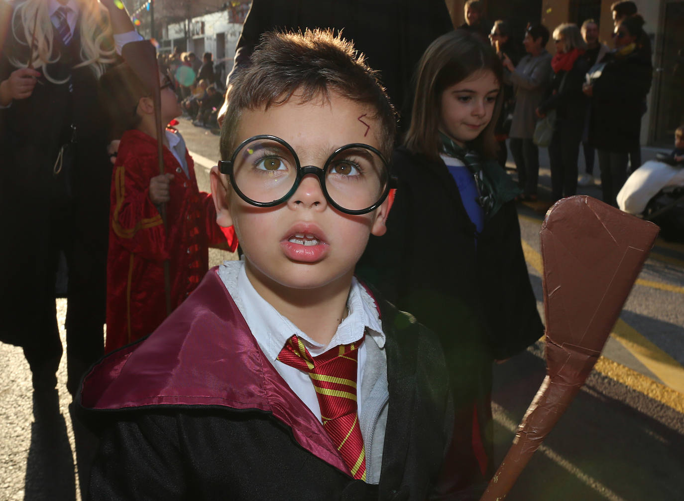 El barrio de Ruzafa, en pleno corazón de Valencia, se ha dejado contagiar de la magia del carnaval para celebrar con vecinos y visitantes una tradición que cumple diez años. Hasta 60 grupos artísticos y colectivos sociales de diferentes países, 17 bandas de música y 30 asociaciones de batucadas han recorrido las calles al ritmo de la música y los bailes. 