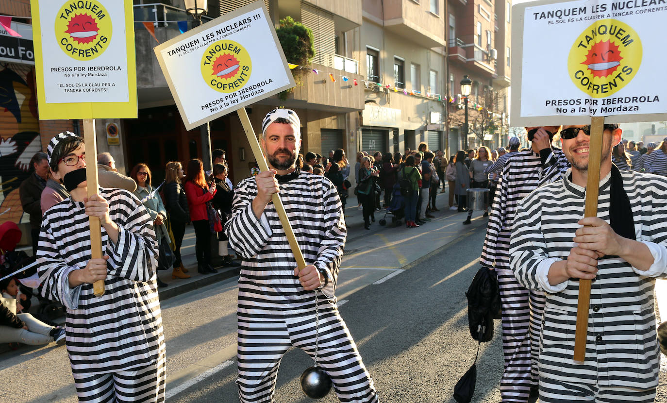 El barrio de Ruzafa, en pleno corazón de Valencia, se ha dejado contagiar de la magia del carnaval para celebrar con vecinos y visitantes una tradición que cumple diez años. Hasta 60 grupos artísticos y colectivos sociales de diferentes países, 17 bandas de música y 30 asociaciones de batucadas han recorrido las calles al ritmo de la música y los bailes. 