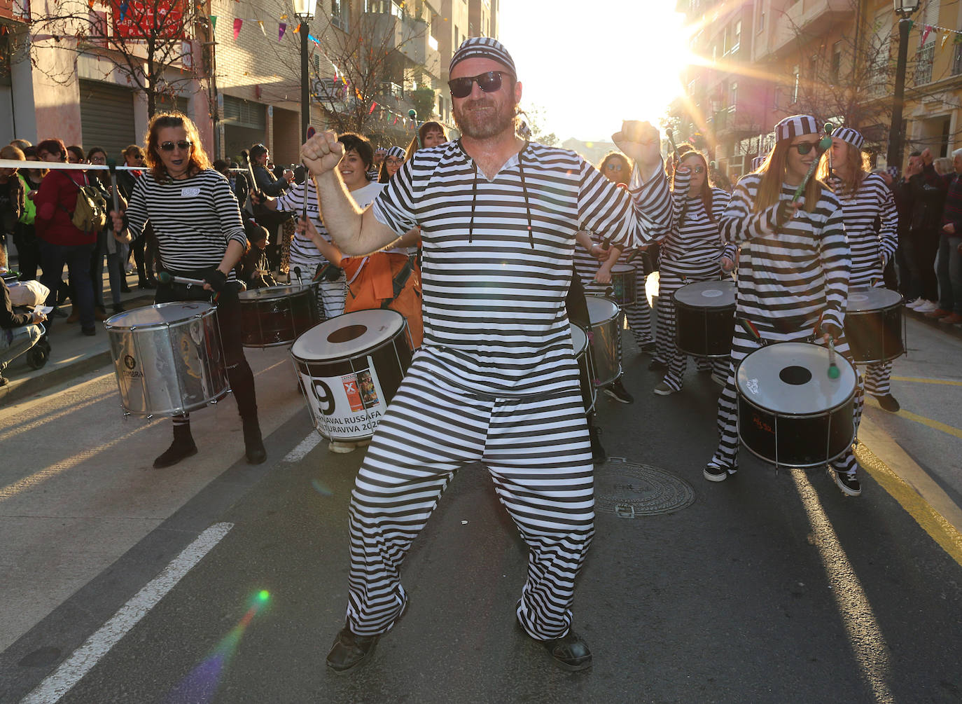 El barrio de Ruzafa, en pleno corazón de Valencia, se ha dejado contagiar de la magia del carnaval para celebrar con vecinos y visitantes una tradición que cumple diez años. Hasta 60 grupos artísticos y colectivos sociales de diferentes países, 17 bandas de música y 30 asociaciones de batucadas han recorrido las calles al ritmo de la música y los bailes. 