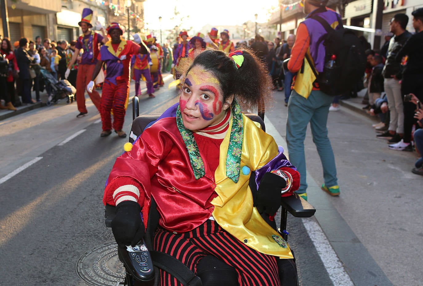 El barrio de Ruzafa, en pleno corazón de Valencia, se ha dejado contagiar de la magia del carnaval para celebrar con vecinos y visitantes una tradición que cumple diez años. Hasta 60 grupos artísticos y colectivos sociales de diferentes países, 17 bandas de música y 30 asociaciones de batucadas han recorrido las calles al ritmo de la música y los bailes. 