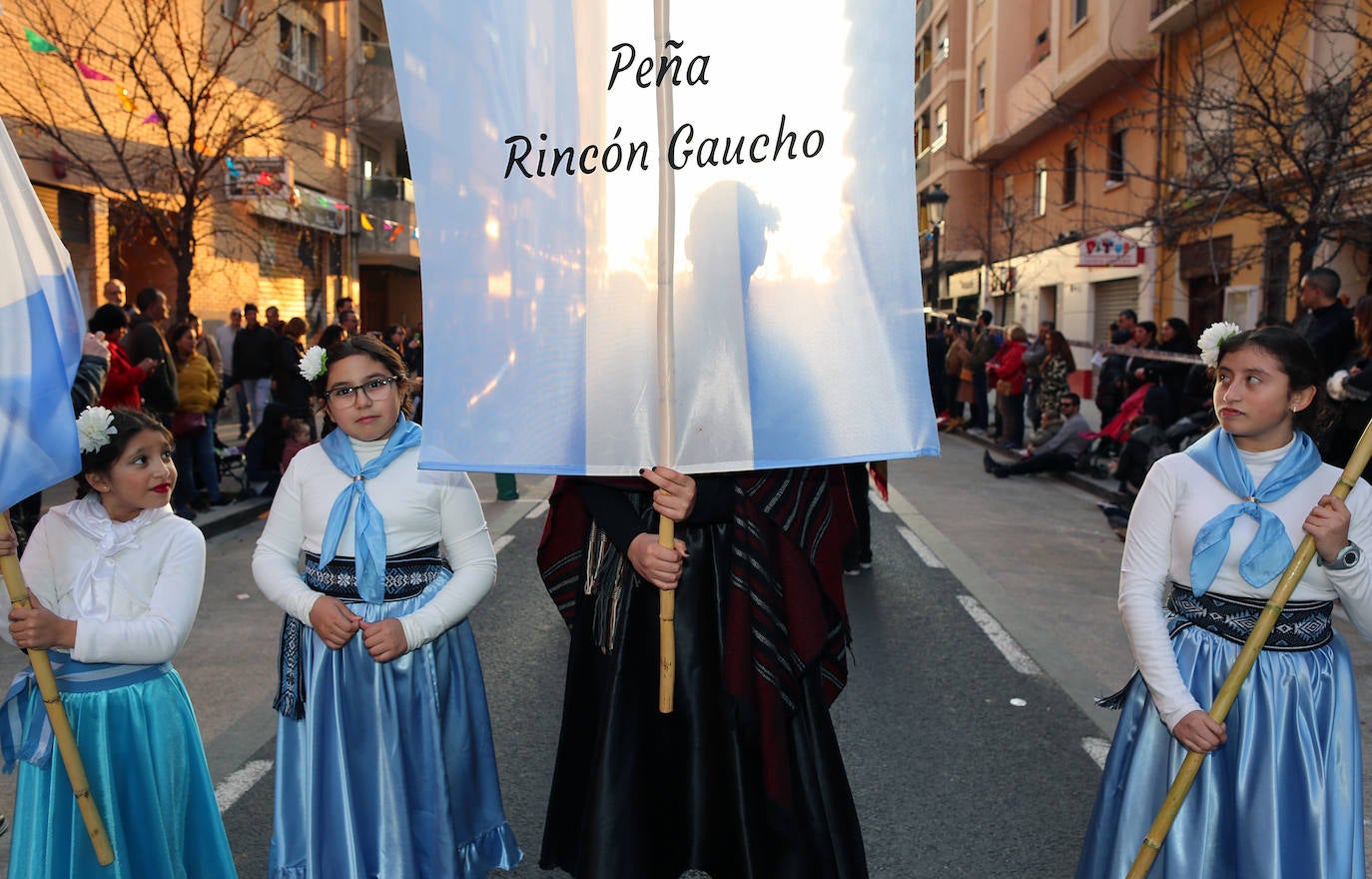 El barrio de Ruzafa, en pleno corazón de Valencia, se ha dejado contagiar de la magia del carnaval para celebrar con vecinos y visitantes una tradición que cumple diez años. Hasta 60 grupos artísticos y colectivos sociales de diferentes países, 17 bandas de música y 30 asociaciones de batucadas han recorrido las calles al ritmo de la música y los bailes. 
