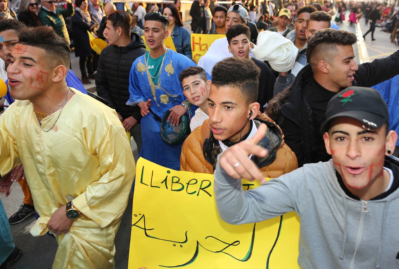 El barrio de Ruzafa, en pleno corazón de Valencia, se ha dejado contagiar de la magia del carnaval para celebrar con vecinos y visitantes una tradición que cumple diez años. Hasta 60 grupos artísticos y colectivos sociales de diferentes países, 17 bandas de música y 30 asociaciones de batucadas han recorrido las calles al ritmo de la música y los bailes. 