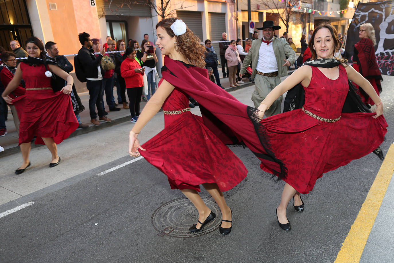 El barrio de Ruzafa, en pleno corazón de Valencia, se ha dejado contagiar de la magia del carnaval para celebrar con vecinos y visitantes una tradición que cumple diez años. Hasta 60 grupos artísticos y colectivos sociales de diferentes países, 17 bandas de música y 30 asociaciones de batucadas han recorrido las calles al ritmo de la música y los bailes. 