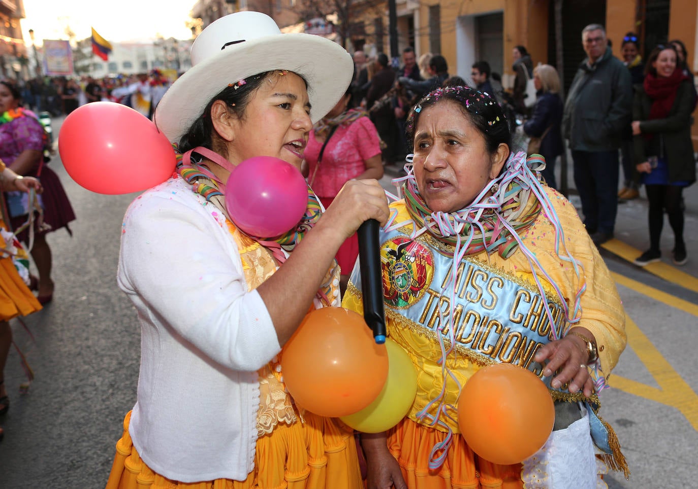 El barrio de Ruzafa, en pleno corazón de Valencia, se ha dejado contagiar de la magia del carnaval para celebrar con vecinos y visitantes una tradición que cumple diez años. Hasta 60 grupos artísticos y colectivos sociales de diferentes países, 17 bandas de música y 30 asociaciones de batucadas han recorrido las calles al ritmo de la música y los bailes. 