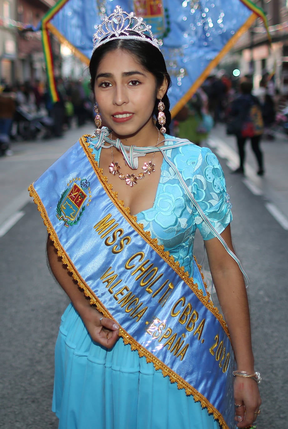 El barrio de Ruzafa, en pleno corazón de Valencia, se ha dejado contagiar de la magia del carnaval para celebrar con vecinos y visitantes una tradición que cumple diez años. Hasta 60 grupos artísticos y colectivos sociales de diferentes países, 17 bandas de música y 30 asociaciones de batucadas han recorrido las calles al ritmo de la música y los bailes. 