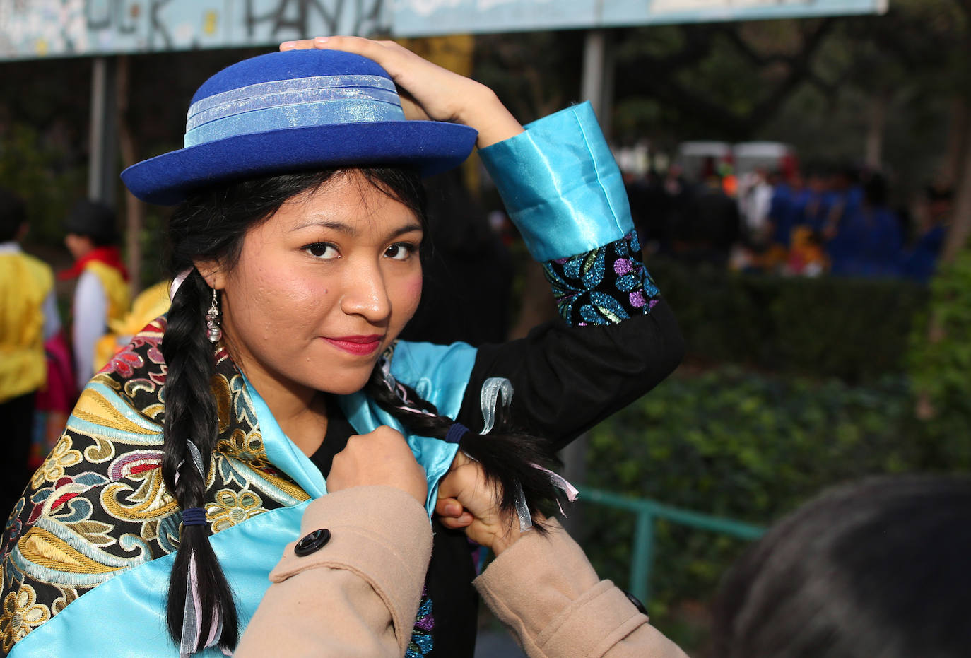 El barrio de Ruzafa, en pleno corazón de Valencia, se ha dejado contagiar de la magia del carnaval para celebrar con vecinos y visitantes una tradición que cumple diez años. Hasta 60 grupos artísticos y colectivos sociales de diferentes países, 17 bandas de música y 30 asociaciones de batucadas han recorrido las calles al ritmo de la música y los bailes. 
