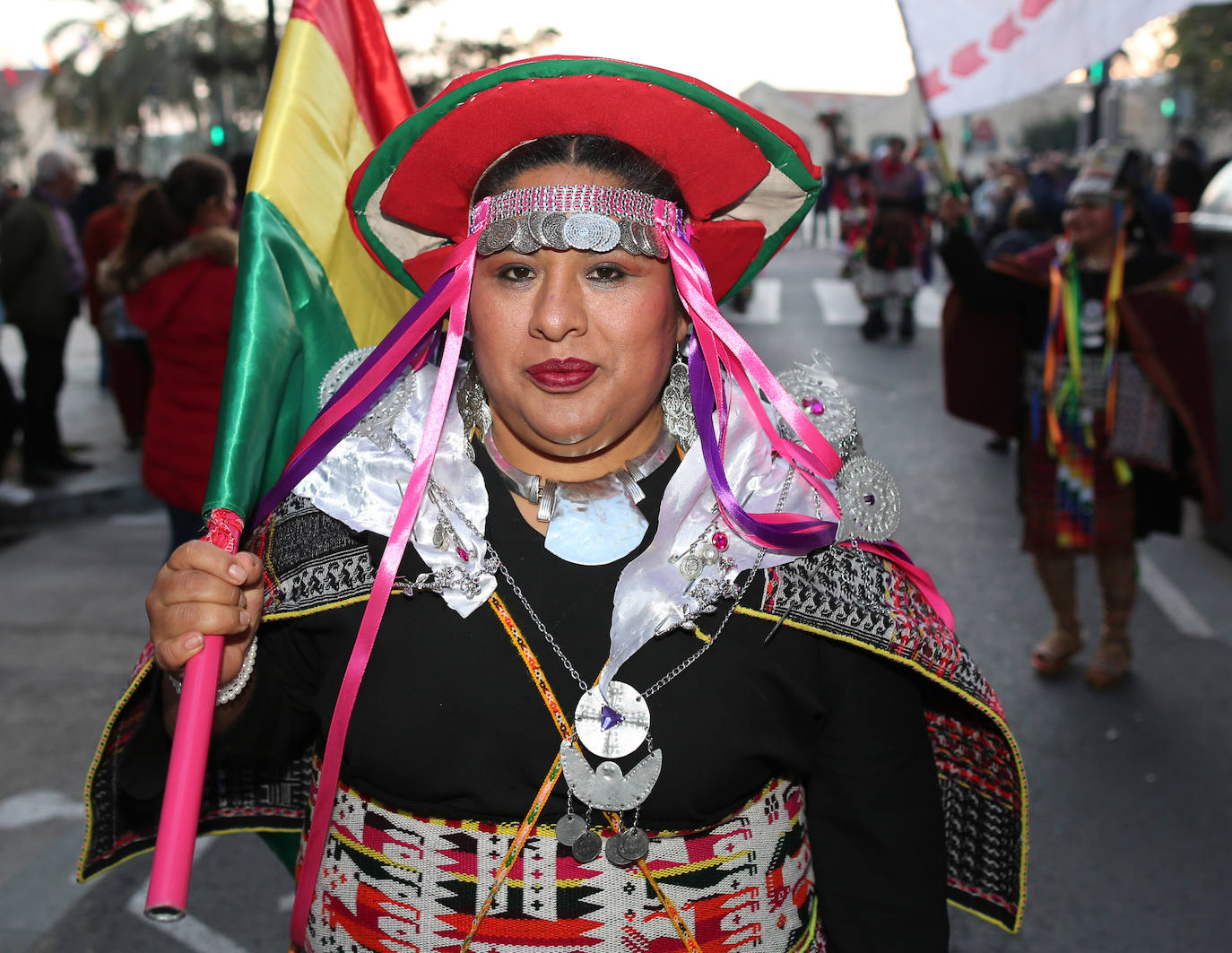 El barrio de Ruzafa, en pleno corazón de Valencia, se ha dejado contagiar de la magia del carnaval para celebrar con vecinos y visitantes una tradición que cumple diez años. Hasta 60 grupos artísticos y colectivos sociales de diferentes países, 17 bandas de música y 30 asociaciones de batucadas han recorrido las calles al ritmo de la música y los bailes. 