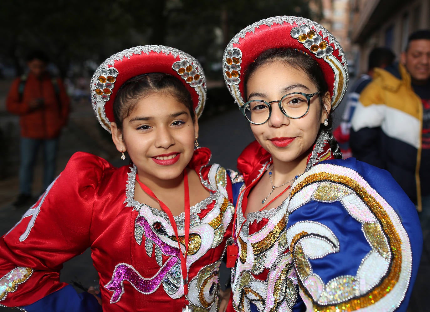 El barrio de Ruzafa, en pleno corazón de Valencia, se ha dejado contagiar de la magia del carnaval para celebrar con vecinos y visitantes una tradición que cumple diez años. Hasta 60 grupos artísticos y colectivos sociales de diferentes países, 17 bandas de música y 30 asociaciones de batucadas han recorrido las calles al ritmo de la música y los bailes. 