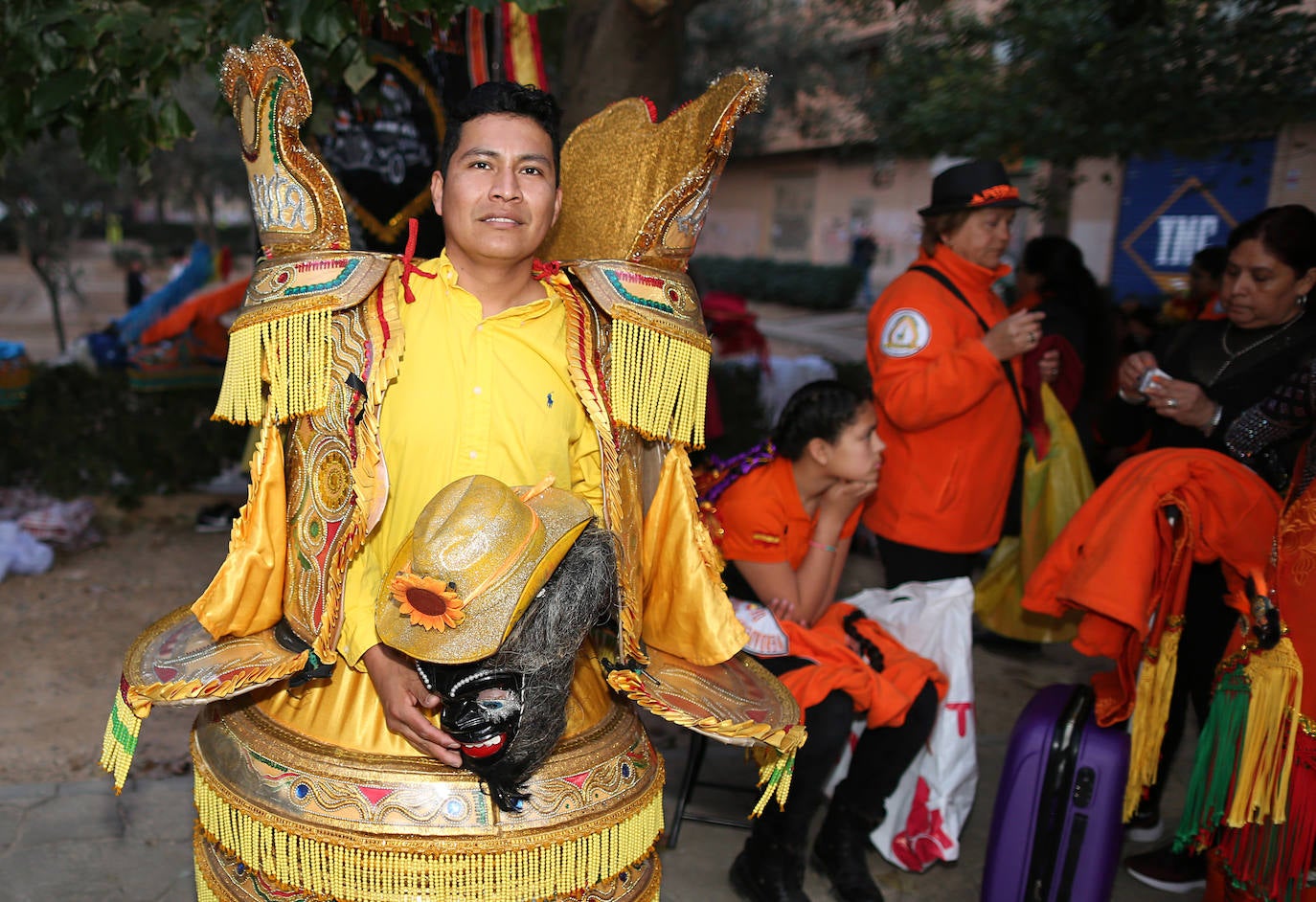 El barrio de Ruzafa, en pleno corazón de Valencia, se ha dejado contagiar de la magia del carnaval para celebrar con vecinos y visitantes una tradición que cumple diez años. Hasta 60 grupos artísticos y colectivos sociales de diferentes países, 17 bandas de música y 30 asociaciones de batucadas han recorrido las calles al ritmo de la música y los bailes. 