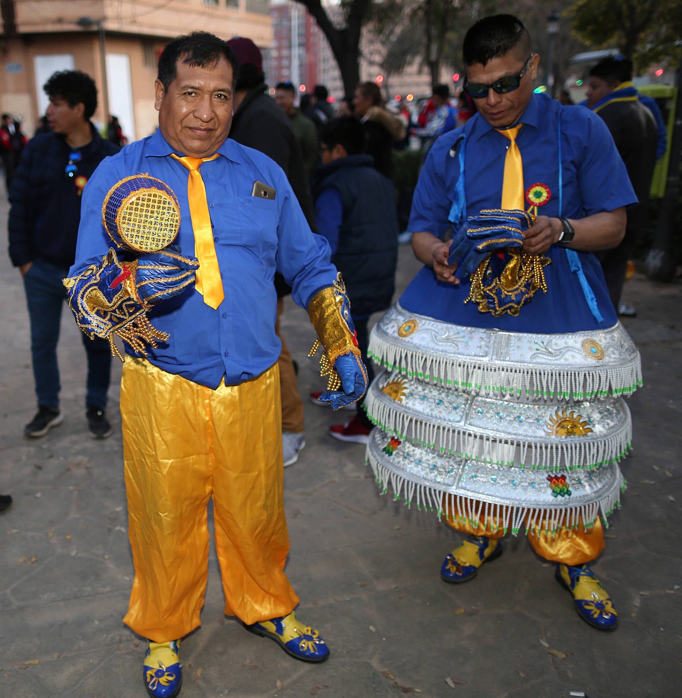 El barrio de Ruzafa, en pleno corazón de Valencia, se ha dejado contagiar de la magia del carnaval para celebrar con vecinos y visitantes una tradición que cumple diez años. Hasta 60 grupos artísticos y colectivos sociales de diferentes países, 17 bandas de música y 30 asociaciones de batucadas han recorrido las calles al ritmo de la música y los bailes. 