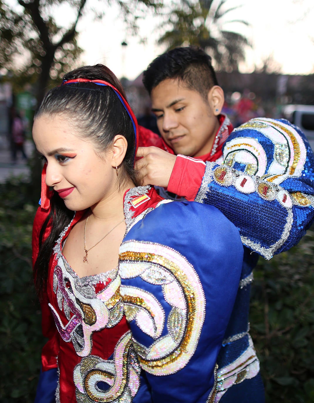 El barrio de Ruzafa, en pleno corazón de Valencia, se ha dejado contagiar de la magia del carnaval para celebrar con vecinos y visitantes una tradición que cumple diez años. Hasta 60 grupos artísticos y colectivos sociales de diferentes países, 17 bandas de música y 30 asociaciones de batucadas han recorrido las calles al ritmo de la música y los bailes. 
