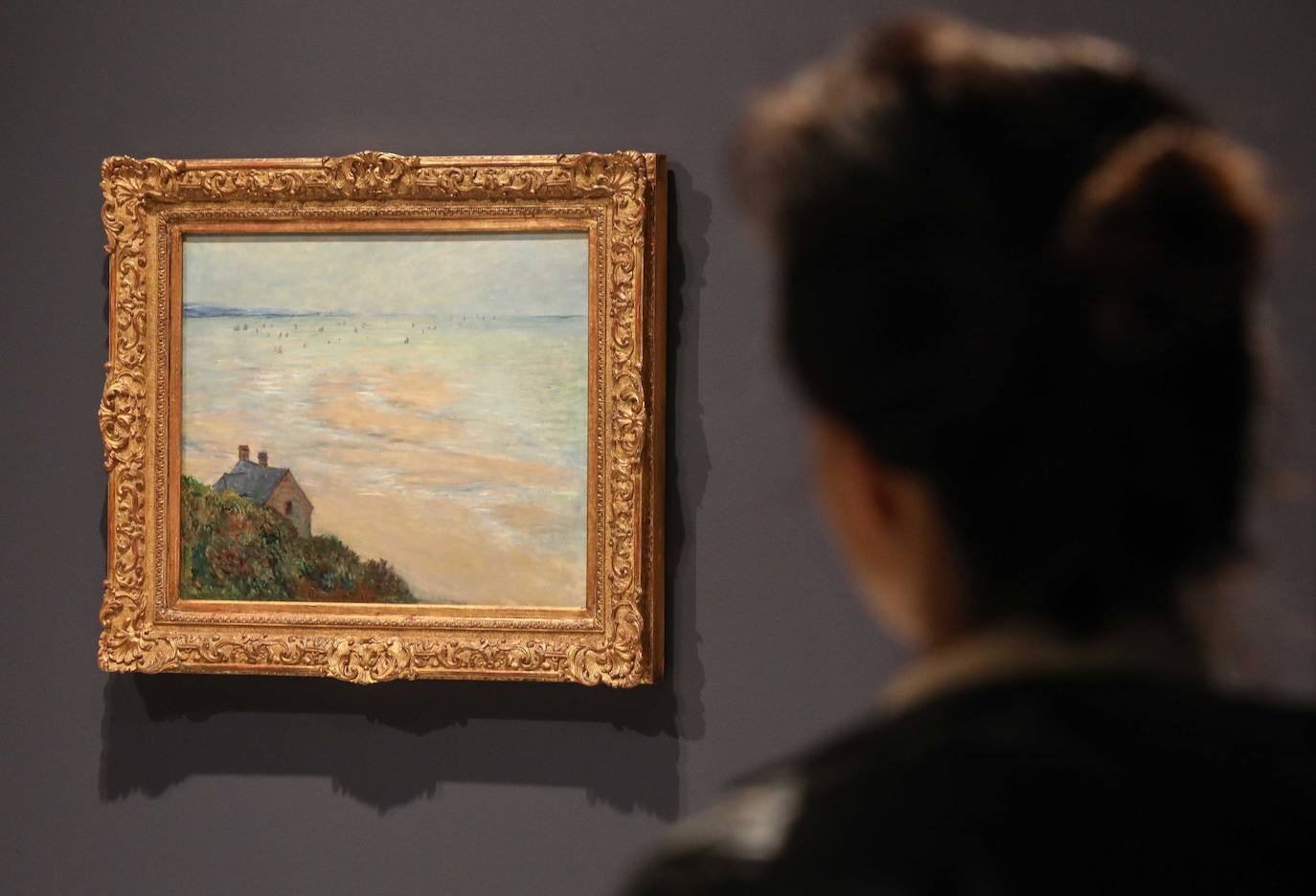 La primera exposición de la colección de Carmen Thyssenen 15 años llega a Fundación Bancaja con obras de Monet, Gauguin y Pissarro que homenajean el paisaje visto por el impresionismo europeo y norteamericano de los siglos XIX y XX. La propia baronesa acudió este viernes a la inauguración de 'Paraísos. Impresionismo europeo y americano, una muestra casi única, que invita al espectador a recorrer este movimiento artístico y que estará en Valencia hasta el 28 de junio.