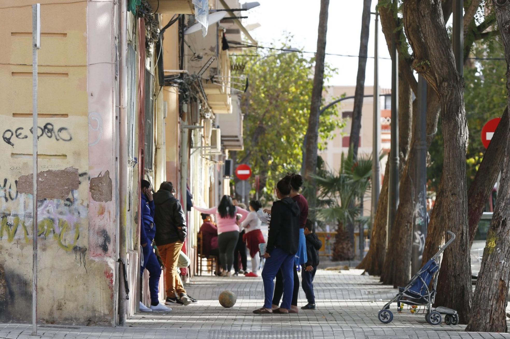 tA tiros. Un grupo de personas charla tras un tiroteo en Casitas Rosa, zona de clanes de droga en Valencia. 