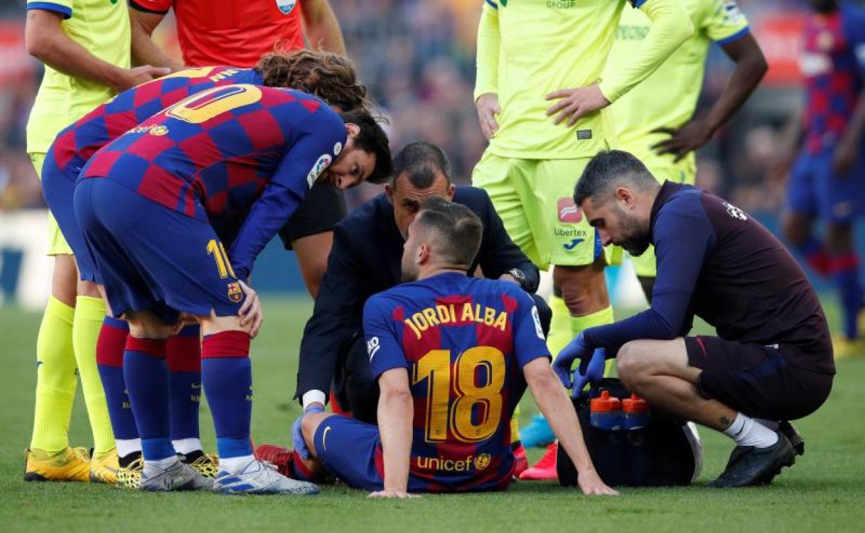 Messi y Griezmann se interesan por el estado de Jordi Alba, tras caer lesionado el lateral. 