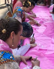 Imagen secundaria 2 - Falleras mayores de Valencia de varias décadas, Carla García y sus compañeras de la corte 2020. 