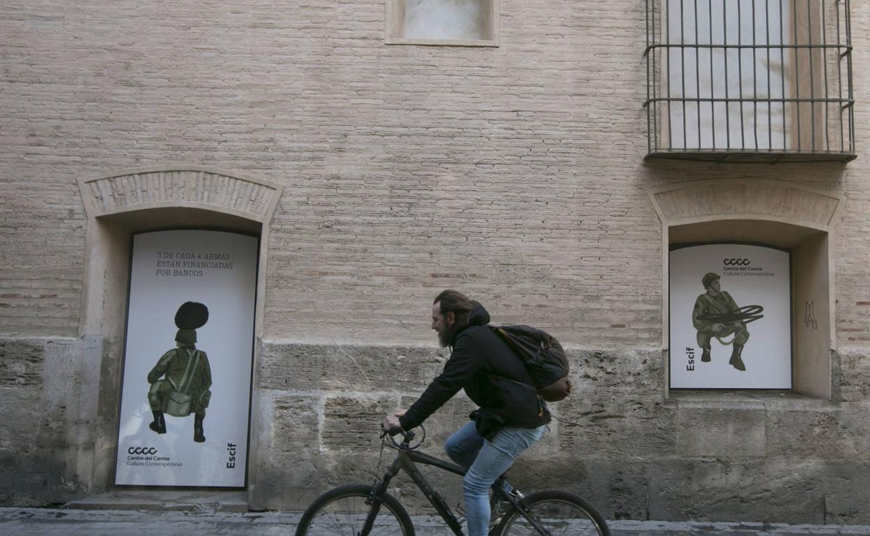 Los carteles que anuncian la muestra de Escif en el Centro del Carmen ya copan la fachada. 