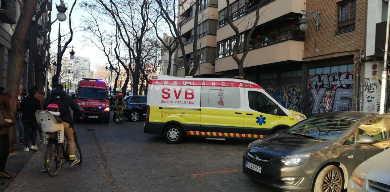 Bomberos y ambulancias desplegados ayer en la calle Salvador Giner de Valencia, donde se declaró el incendio. 