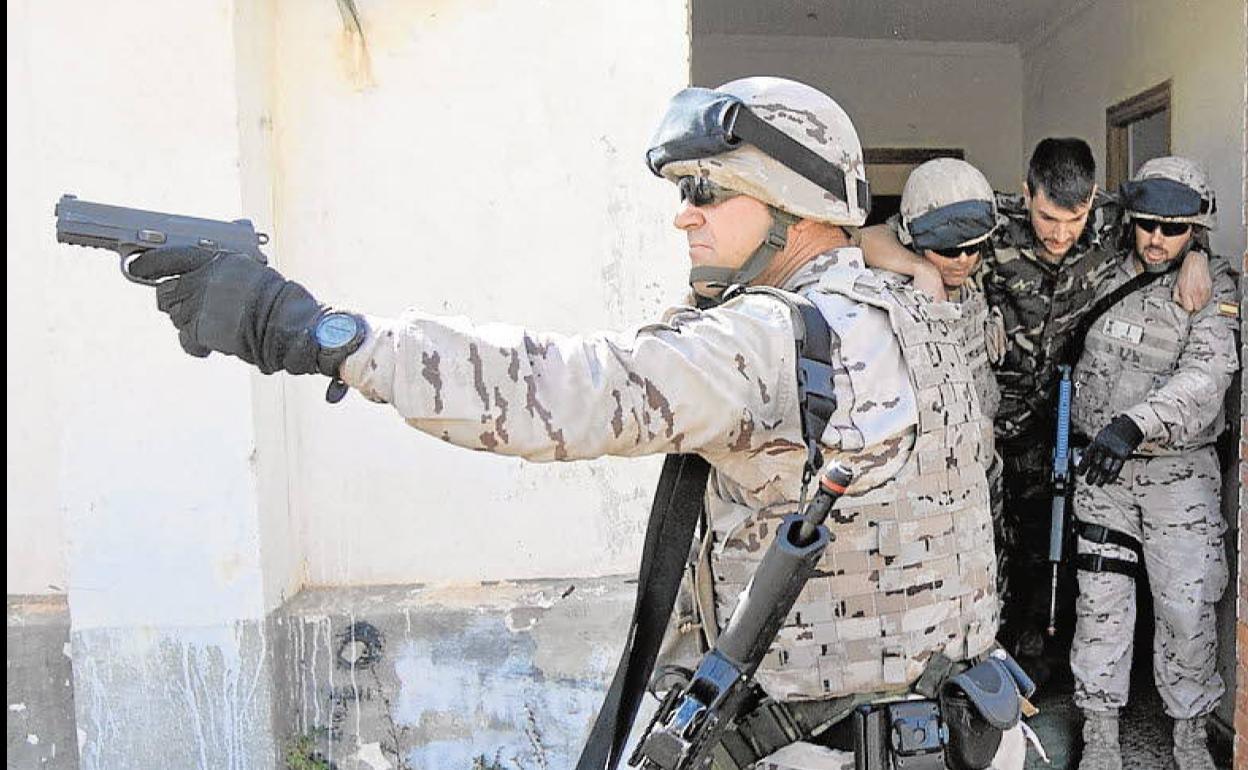 Un entrenamiento de la Policia Militar en la base de Betera.