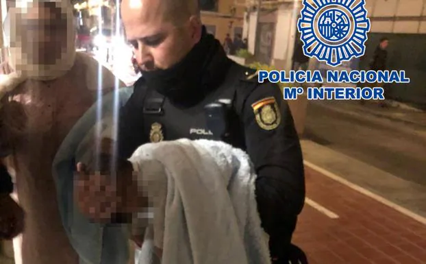 Una patrulla de la Policía Nacional salva a un bebé tras 20 minutos de reanimación en Valencia