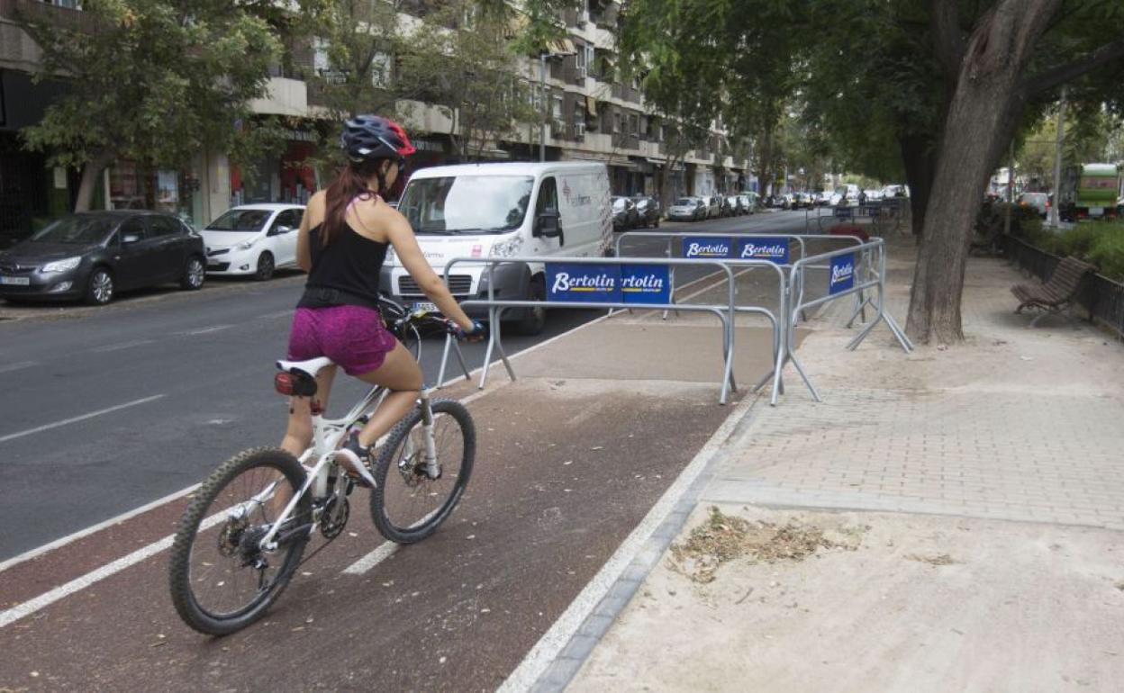 Obras en un carril bici de Valencia.