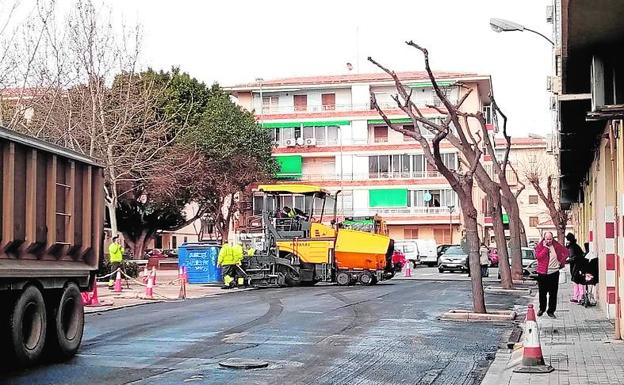 Los trabajos de asfaltado en una de las calles.