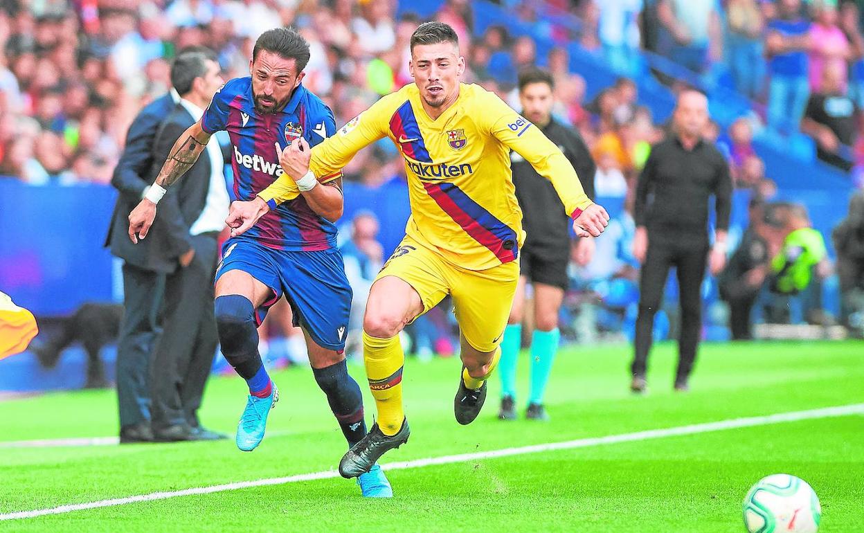 Morales pugna con Lenglet por un balón.